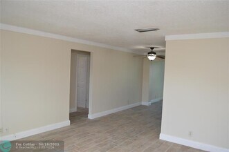 1055 NW 73rd Ave in Margate, FL - Foto de edificio - Building Photo