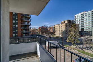 Central Towers in Calgary, AB - Building Photo - Building Photo