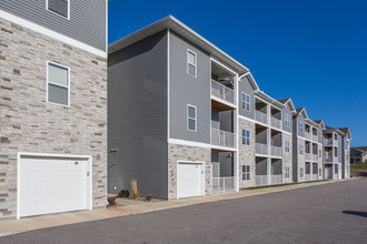 The Groves on Devils Glen in Bettendorf, IA - Building Photo - Building Photo