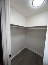 7501 Whitsett Ave, Unit One bedroom in Los Angeles, CA - Foto de edificio - Building Photo