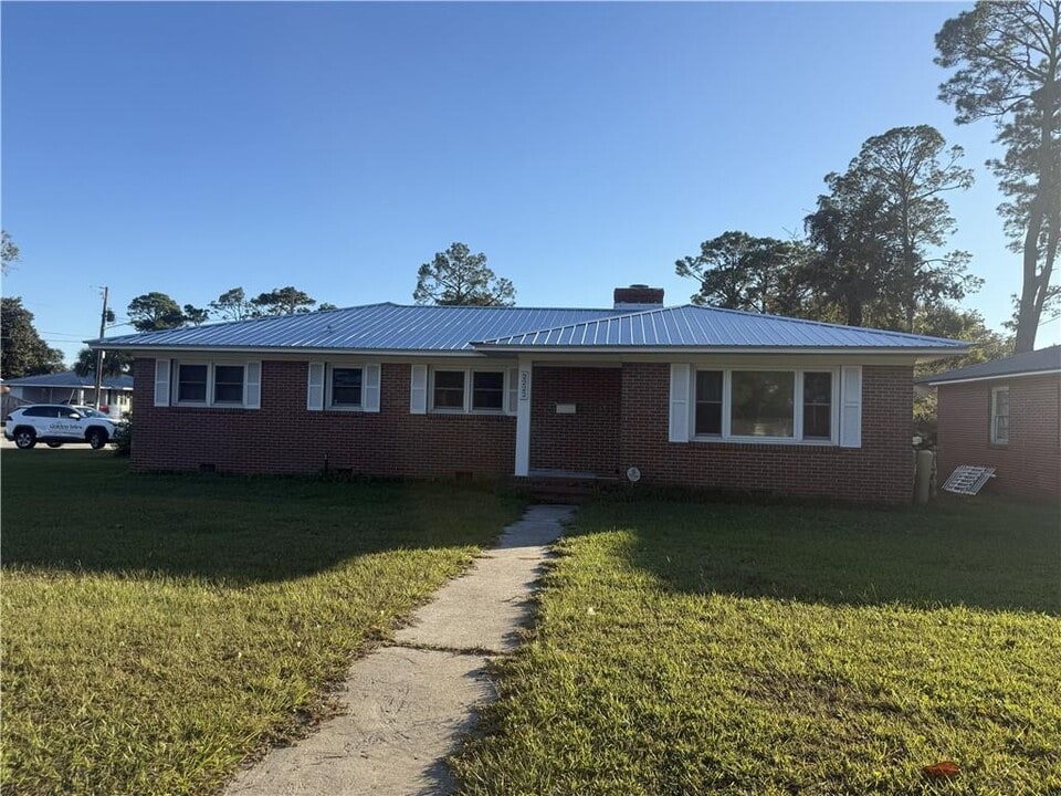 2222 Parkwood Dr in Brunswick, GA - Building Photo