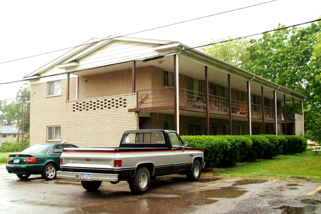 Oakview Manor in Armada, MI - Building Photo