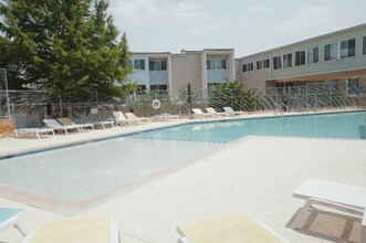 604 N Bluff Dr in Austin, TX - Building Photo - Building Photo