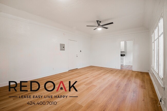 704 W 54th St in Los Angeles, CA - Building Photo - Building Photo