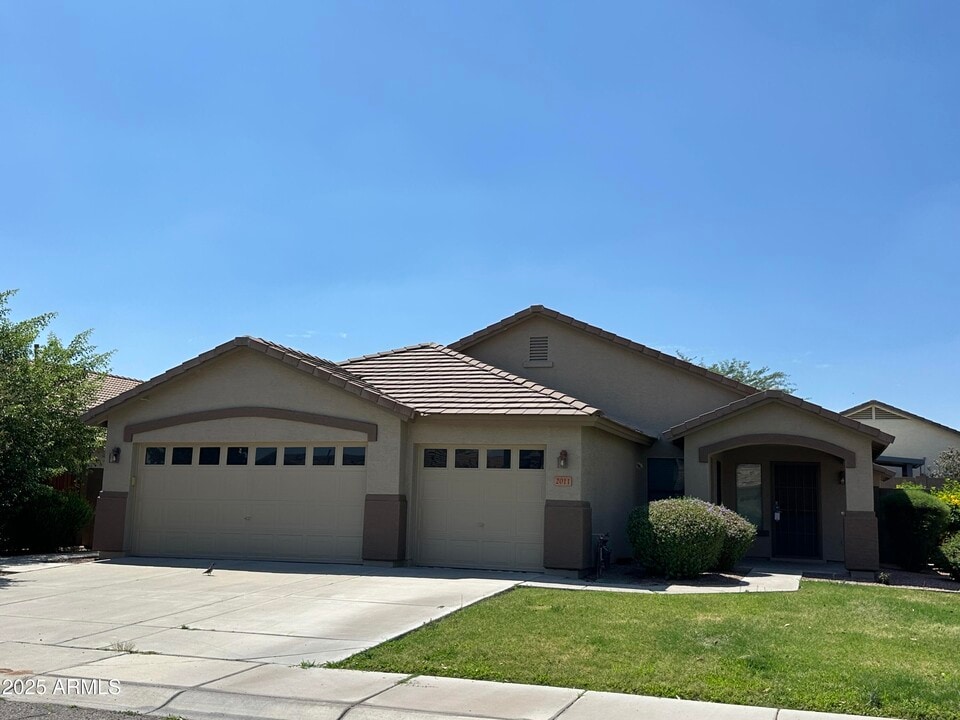 2011 W Sunshine Butte Dr in San Tan Valley, AZ - Building Photo