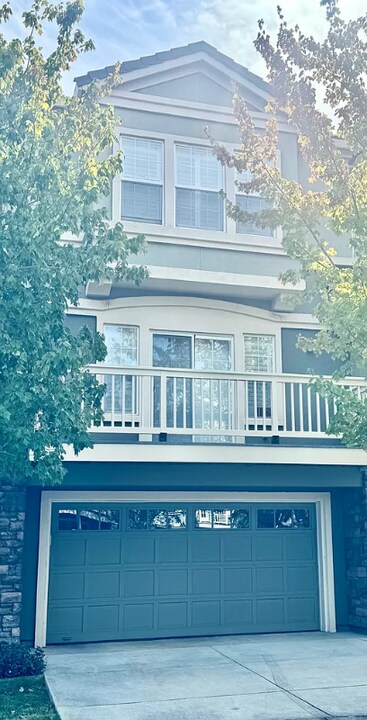 110 Maple Ln in East Palo Alto, CA - Building Photo