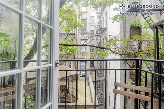 246 Mott St in New York, NY - Foto de edificio - Building Photo