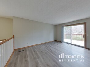 4350 Thornhill Ln in Vadnais Heights, MN - Building Photo - Building Photo