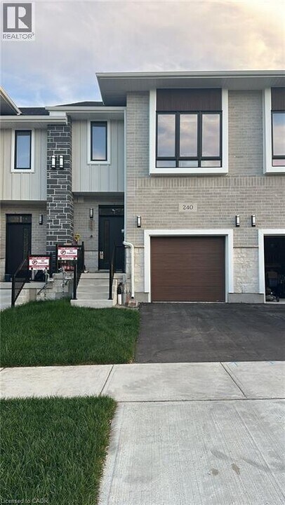 240 Green Gate Blvd in Cambridge, ON - Building Photo