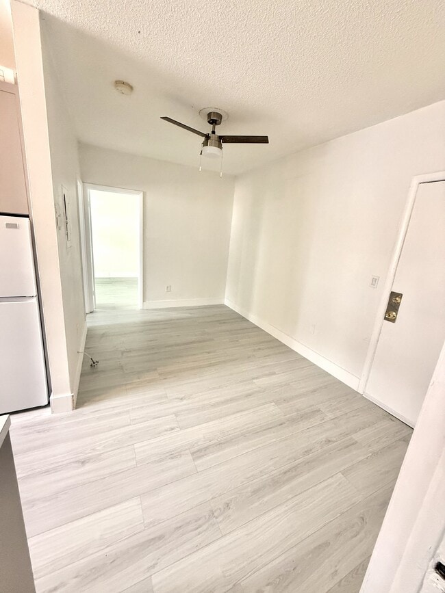 1043 NW 2nd St, Unit 16 in Miami, FL - Foto de edificio - Building Photo