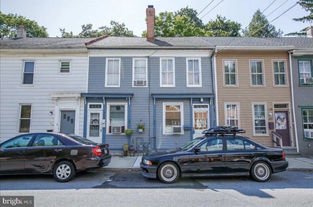 305 N Market St in Mechanicsburg, PA - Building Photo