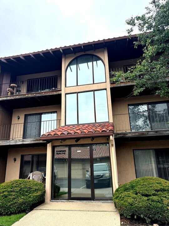 21 W North Ave in Lombard, IL - Foto de edificio