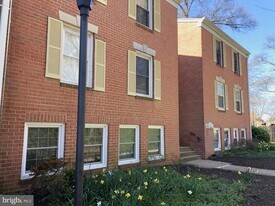 884 Quince Orchard Blvd, Unit T2 in Gaithersburg, MD - Building Photo