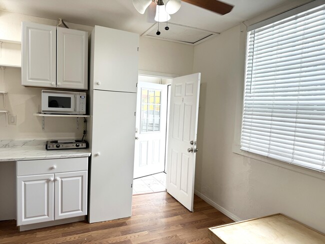 3127 Raymond Ave, Unit Studio Room #5 in Los Angeles, CA - Building Photo - Building Photo