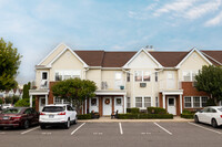 777 Sunrise Way in Bethpage, NY - Foto de edificio - Building Photo