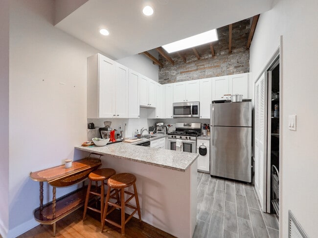 2136 N Clifton Ave, Unit 2 in Chicago, IL - Building Photo - Building Photo