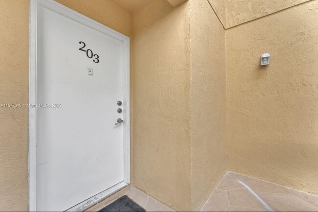 660 W Park Dr in Miami, FL - Building Photo - Building Photo