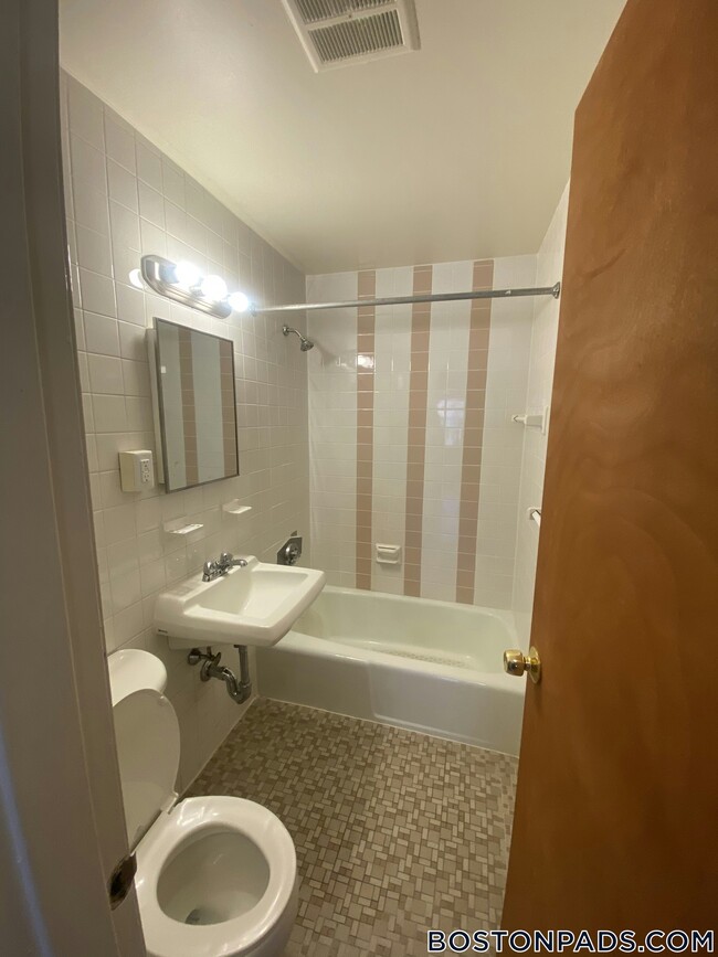 58 S Huntington Ave in Boston, MA - Building Photo - Building Photo