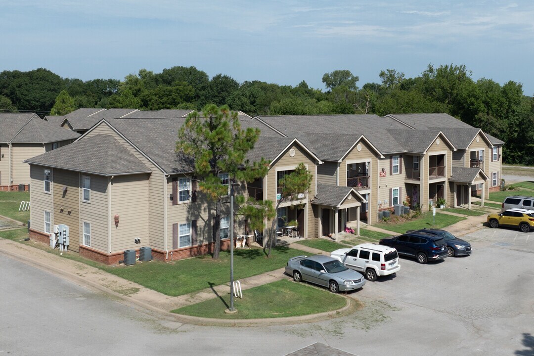 Oxford Place in Okmulgee, OK - Building Photo