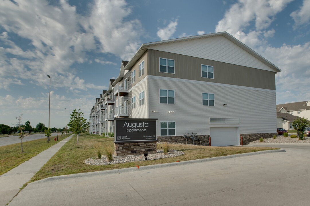 Augusta Apartments in Fargo, ND - Foto de edificio