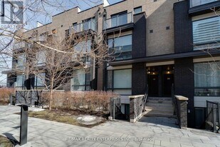 32 Fieldway Rd in Toronto, ON - Building Photo