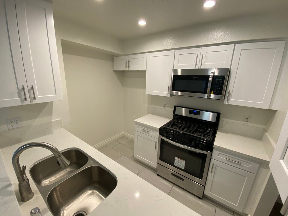 10911 Rochester Ave in Los Angeles, CA - Building Photo