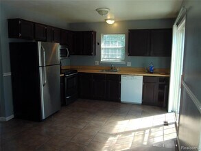 37085 Brynford Dr in Clinton Township, MI - Building Photo - Building Photo