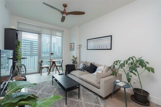 222 West Ave in Austin, TX - Foto de edificio - Building Photo