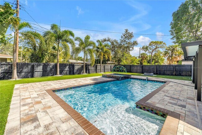 4891 Venetian Blvd NE in St. Petersburg, FL - Building Photo - Building Photo