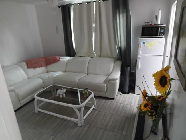 1241 NW 56th Ave, Unit Efficiency B in Lauderhill, FL - Building Photo - Building Photo