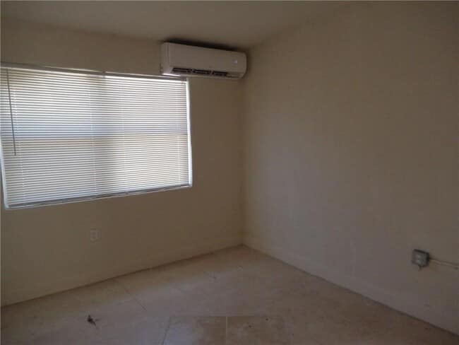 2204 Atlanta St, Unit 4 in Hollywood, FL - Building Photo - Building Photo