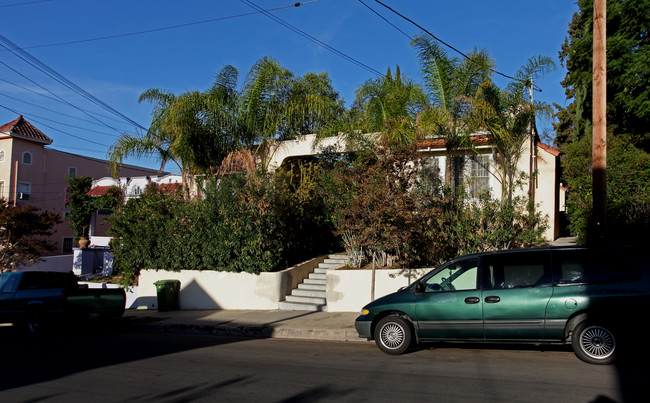 713 E Edgeware Rd in Los Angeles, CA - Foto de edificio - Building Photo