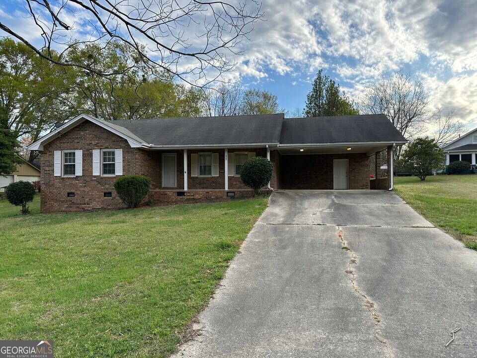 215 Fayetteville Rd in Fairburn, GA - Building Photo