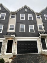 8 Meredith Way in Carlisle, PA - Building Photo