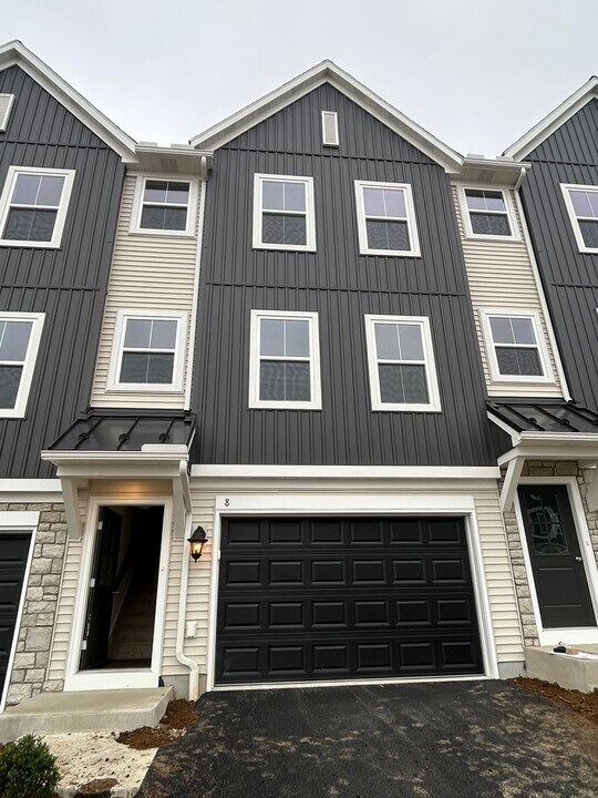 8 Meredith Way in Carlisle, PA - Building Photo