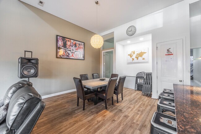 1002 W Lake St in Chicago, IL - Foto de edificio - Building Photo