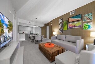 4111 S Ocean Dr in Hollywood, FL - Building Photo