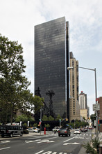 One Sutton Place North in New York, NY - Building Photo - Building Photo