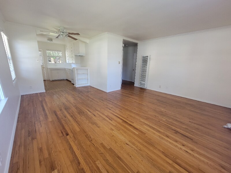 13642 Leadwell St in Los Angeles, CA - Foto de edificio