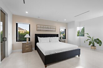 201 Bedford Dr in Beverly Hills, CA - Building Photo - Building Photo