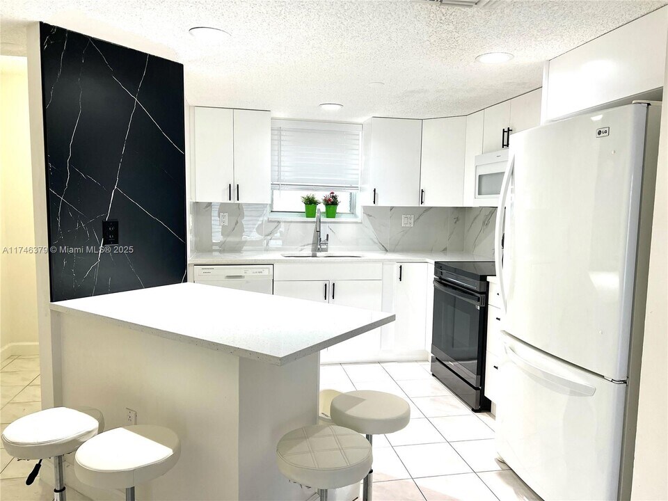17801 N Bay Rd in Sunny Isles Beach, FL - Building Photo