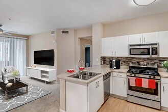 Renaissance at Uptown Orange in Orange, CA - Foto de edificio - Building Photo
