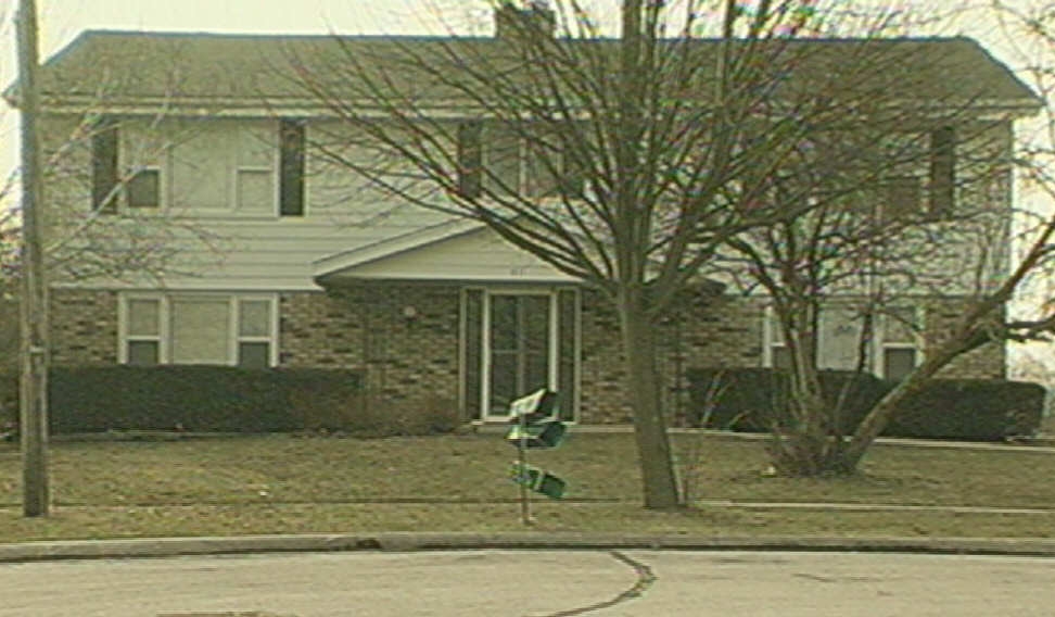 911 Habourn Ct in Waukesha, WI - Foto de edificio