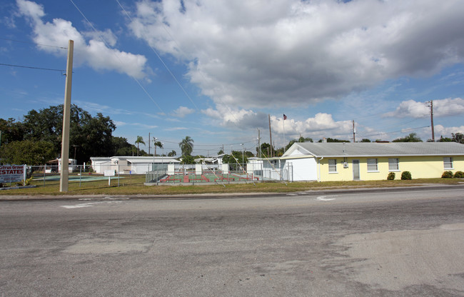 599 301st Blvd E in Bradenton, FL - Foto de edificio - Building Photo