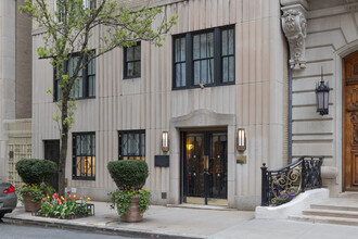 3 E 66th St in New York, NY - Foto de edificio - Building Photo