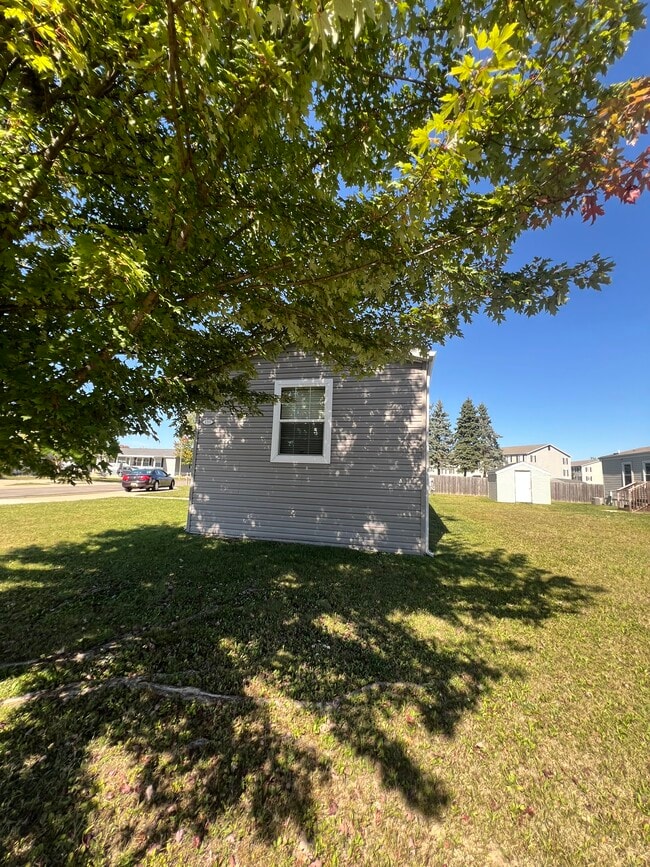 133 Grand River Dr in Adrian, MI - Foto de edificio - Building Photo