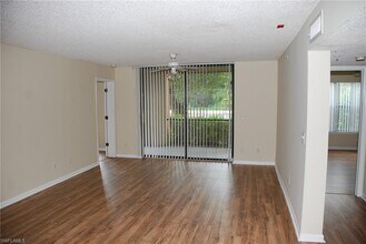 13525 Eagle Ridge Dr-Unit -614 in Ft. Myers, FL - Foto de edificio - Building Photo