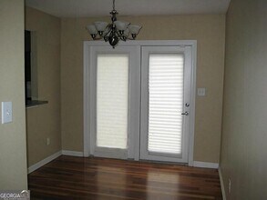 6940 Roswell Rd in Atlanta, GA - Foto de edificio - Building Photo