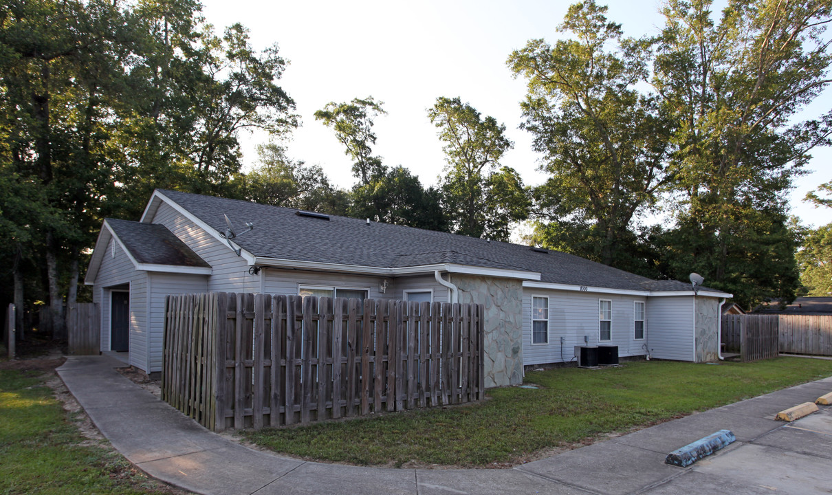 8300 Country Walk Dr in Pensacola, FL - Building Photo