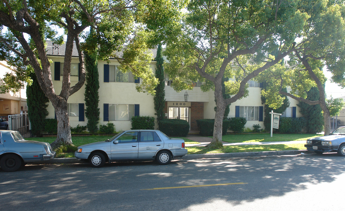 1200 E California Ave in Glendale, CA - Building Photo